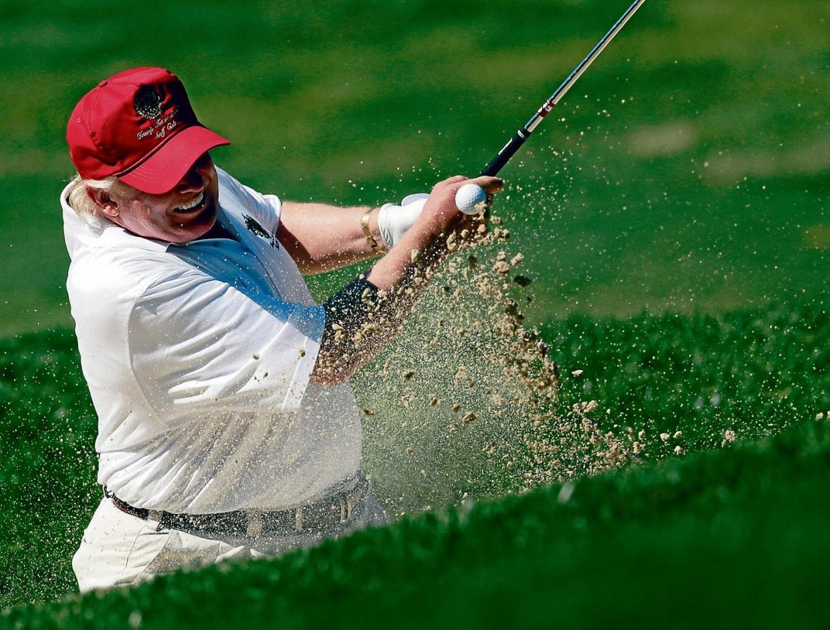 عکس، واکنش ترامپ به ماجراهای استیضاح: گلف بازی!