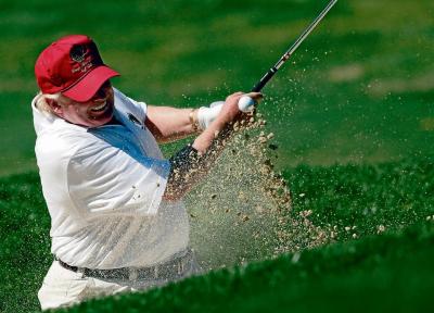 عکس، واکنش ترامپ به ماجراهای استیضاح: گلف بازی!