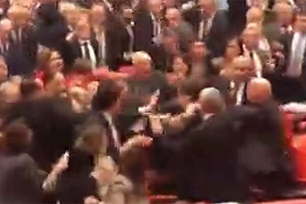 ادلب، نمایندگان مجلس ترکیه را به جان هم انداخت