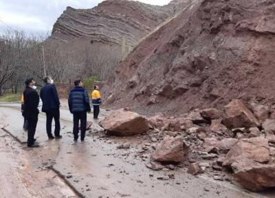 خبرنگاران ریزش کوه در محور اسفراین-بجنورد به علت بارندگی