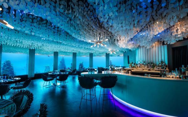 در تفریحگاه زیر آبی مالدیو شام تان را 6 متر زیر آب بخورید!